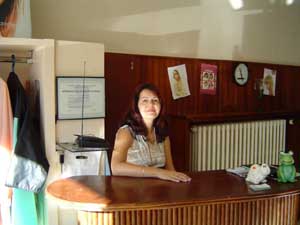 Agathe derri�re sa caisse