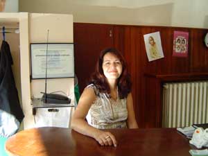 Agathe derriere sa caisse